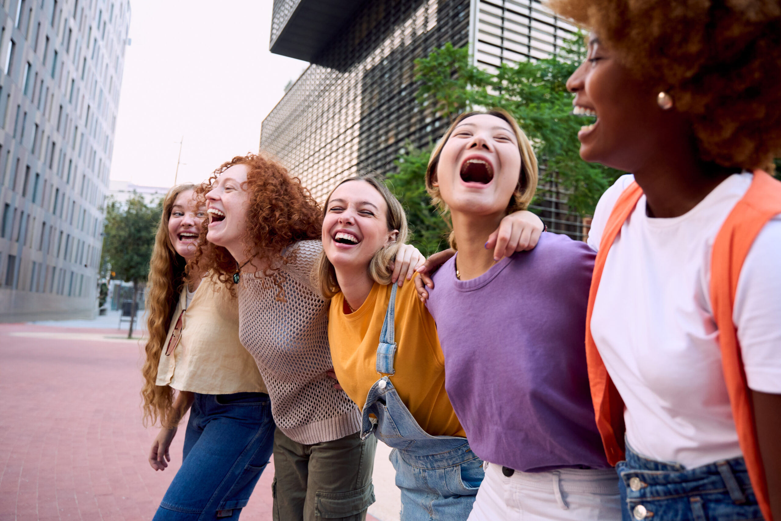 Chicas juntas por la calle felices